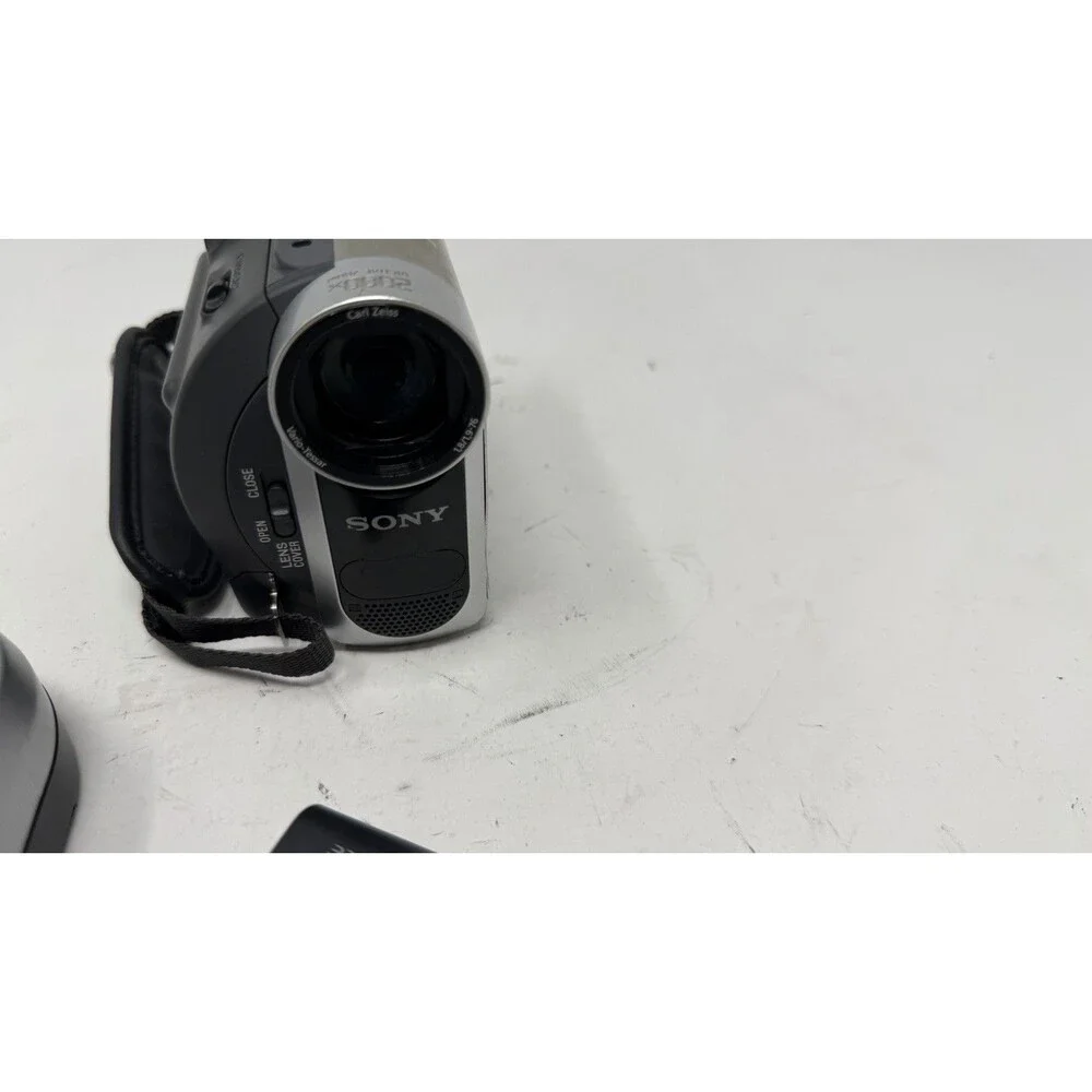 Sony Handycam Camcorder Carl Zeiss 40x Optical Zoom DCR-HC38 - 